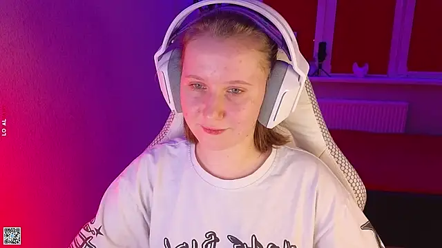 Snapshot of mon_lola chatting on October 22, 2025, 4:40 pm mon lola online show from October 22, 2025, 4:40 pm