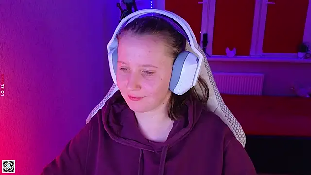 Snapshot of mon_lola chatting on October 24, 2025, 3:30 pm mon lola online show from October 24, 2025, 3:30 pm