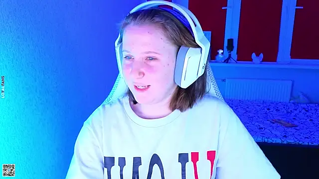 Snapshot of mon_lola chatting on October 29, 2025, 3:25 pm mon lola online show from October 29, 2025, 3:25 pm