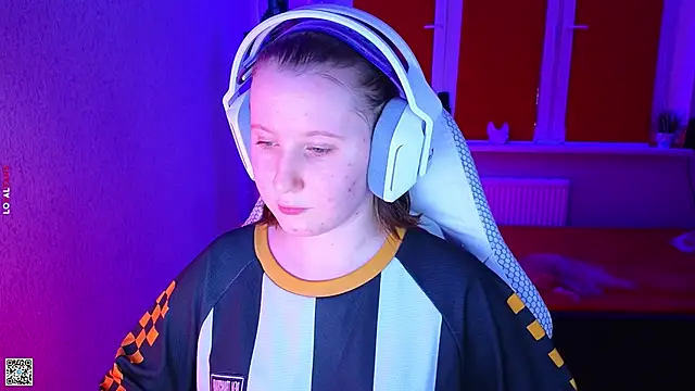 Snapshot of mon_lola chatting on November 7, 2025, 3:01 pm mon lola online show from November 7, 2025, 3:01 pm