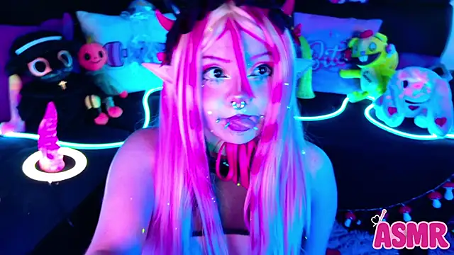 LaytonBox online show from October 24, 2025, 2:24 pm