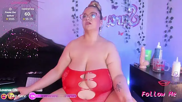 naughty curvy1  online show from April 13, 2026, 6:13 pm