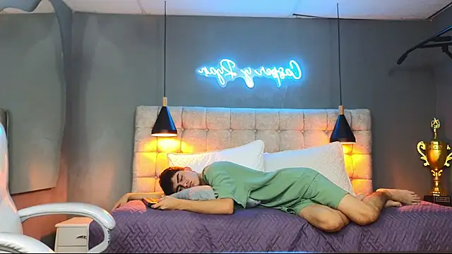 Snapshot of Tommy18__ chatting on March 5, 2025, 8:21 am Tommy18 online show from March 5, 2025, 8:21 am