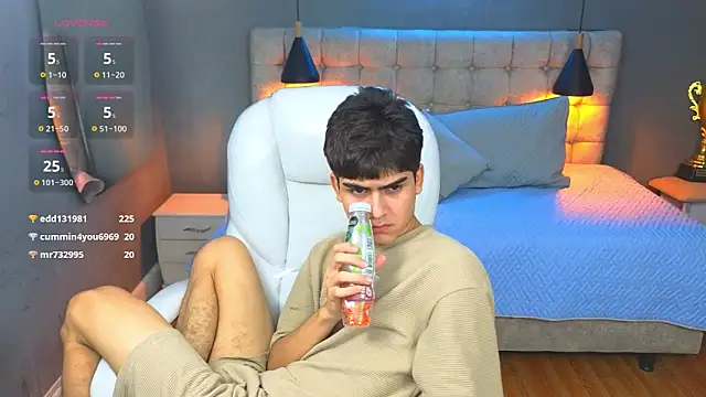 Snapshot of Tommy18__ chatting on March 19, 2025, 11:06 am Tommy18 online show from March 19, 2025, 11:06 am