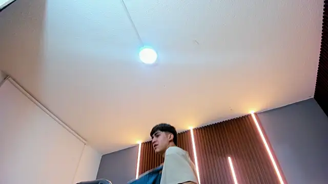 Snapshot of Tommy18__ chatting on October 8, 2025, 3:26 am Tommy18 online show from October 8, 2025, 3:26 am