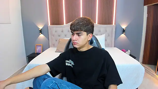 Snapshot of Tommy18__ chatting on November 12, 2025, 3:40 am Tommy18 online show from November 12, 2025, 3:40 am