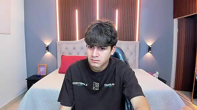 Tommy18   online show from December 14, 2025, 3:34 am