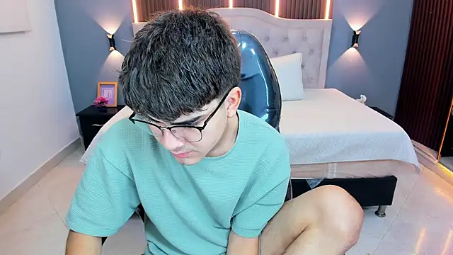 Snapshot of Tommy18__ chatting on May 10, 2026, 3:23 am Tommy18 online show from May 10, 2026, 3:23 am