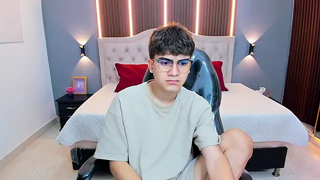 Snapshot of Tommy18__ chatting on May 12, 2026, 3:25 am Tommy18 online show from May 12, 2026, 3:25 am