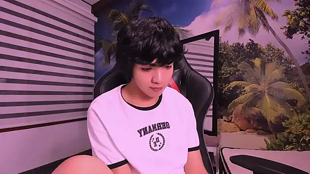 AllanYong18 online show from February 16, 2025, 7:37 am