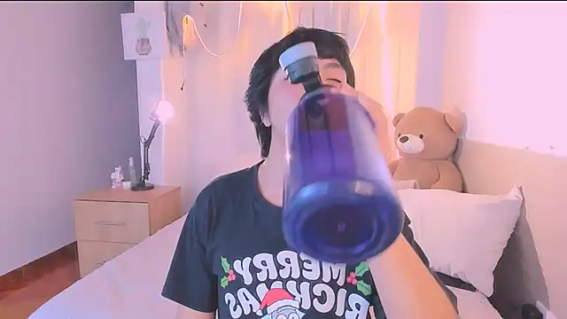 AllanYong18 online show from September 28, 2025, 5:35 am