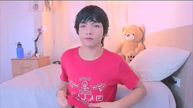 AllanYong18 online show from October 5, 2025, 1:53 pm