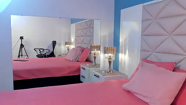 Snapshot of KarenSims chatting on March 4, 2025, 7:32 pm KarenSims online show from March 4, 2025, 7:32 pm