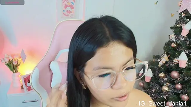 Snapshot of sweet_dania_ chatting on December 19, 2025, 3:46 am sweet dania online show from December 19, 2025, 3:46 am