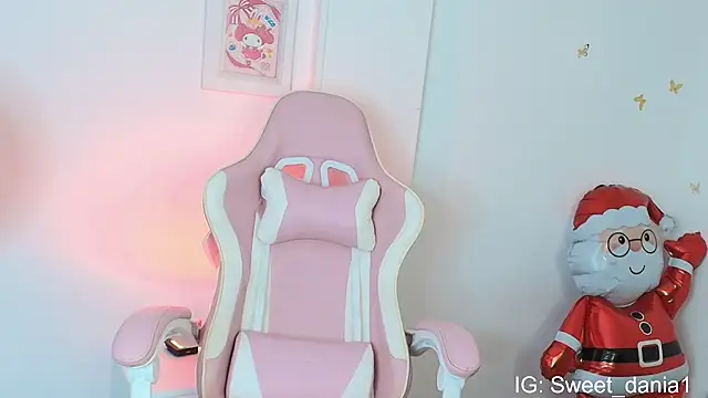 Snapshot of sweet_dania_ chatting on February 4, 2026, 5:02 am sweet dania online show from February 4, 2026, 5:02 am