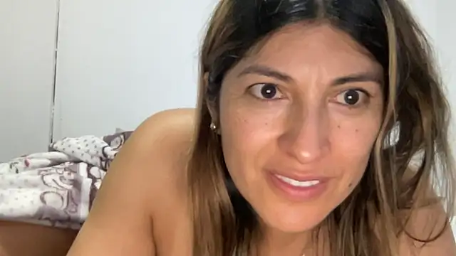 LunaBeya online show from October 22, 2025, 12:38 pm