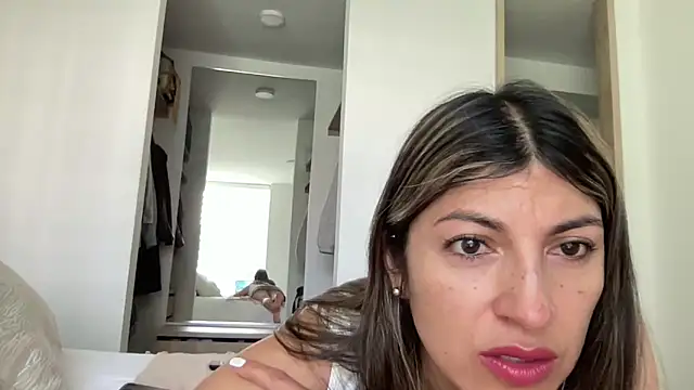 Snapshot of LunaBeya chatting on May 3, 2026, 1:06 pm LunaBeya online show from May 3, 2026, 1:06 pm