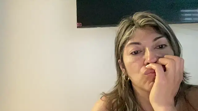 Snapshot of LunaBeya chatting on May 23, 2026, 10:52 am LunaBeya online show from May 23, 2026, 10:52 am