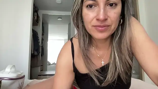 Snapshot of LunaBeya chatting on May 24, 2026, 12:43 pm LunaBeya online show from May 24, 2026, 12:43 pm