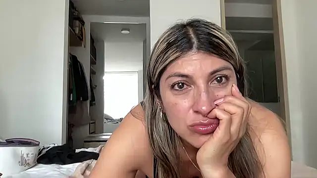 Snapshot of LunaBeya chatting on July 3, 2026, 9:43 pm LunaBeya online show from July 3, 2026, 9:43 pm