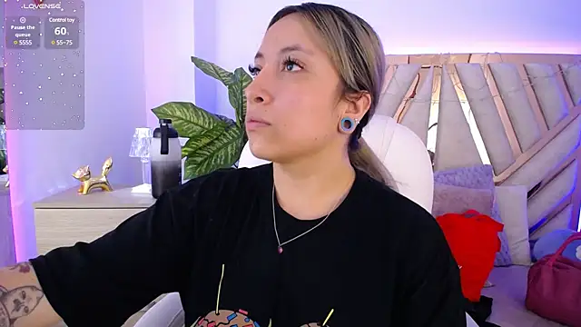 Snapshot of NyxAndria_1 chatting on March 18, 2025, 8:59 pm NyxAndria 1 online show from March 18, 2025, 8:59 pm