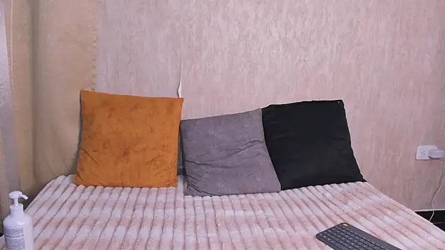 Snapshot of StefanyRousse chatting on March 6, 2026, 12:01 pm StefanyRousse online show from March 6, 2026, 12:01 pm