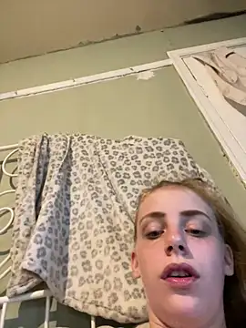 Snapshot of VioletxBlue chatting on May 28, 2026, 9:12 pm VioletxBlue online show from May 28, 2026, 9:12 pm