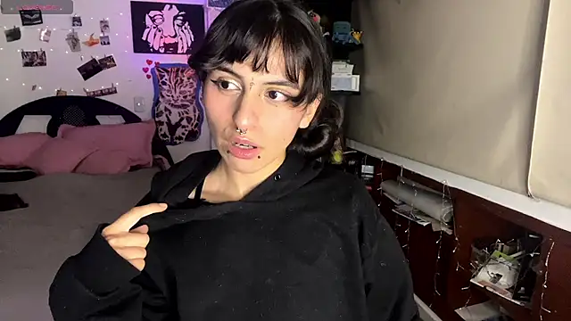 Snapshot of B0nnie_H0ney chatting on February 21, 2025, 11:43 pm B0nnie H0ney online show from February 21, 2025, 11:43 pm