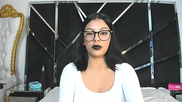 Salmaportman69 online show from March 18, 2026, 6:55 pm