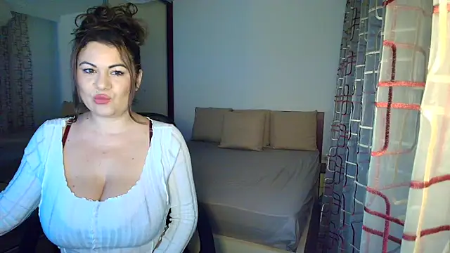 Snapshot of VixenVibesX chatting on October 26, 2025, 8:37 pm VixenVibesX online show from October 26, 2025, 8:37 pm