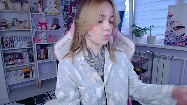 Snapshot of Catharsisi chatting on October 22, 2025, 1:55 pm Catharsisi online show from October 22, 2025, 1:55 pm