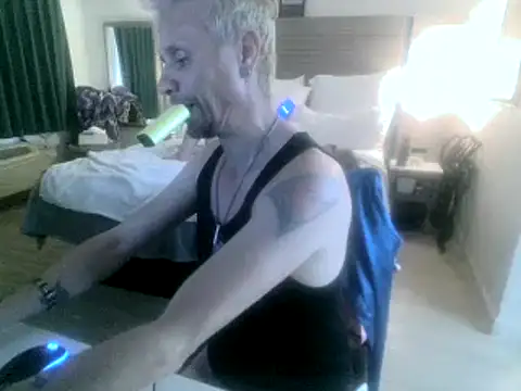 AQuickPhyx online show from February 3, 2025, 10:00 pm