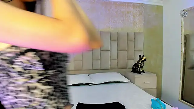 Snapshot of BellaaStorm chatting on February 5, 2025, 2:59 pm BellaaStorm online show from February 5, 2025, 2:59 pm