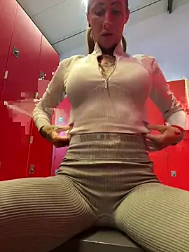 Snapshot of Black_sweet_Rose chatting on February 13, 2025, 10:34 am Black sweet Rose online show from February 13, 2025, 10:34 am