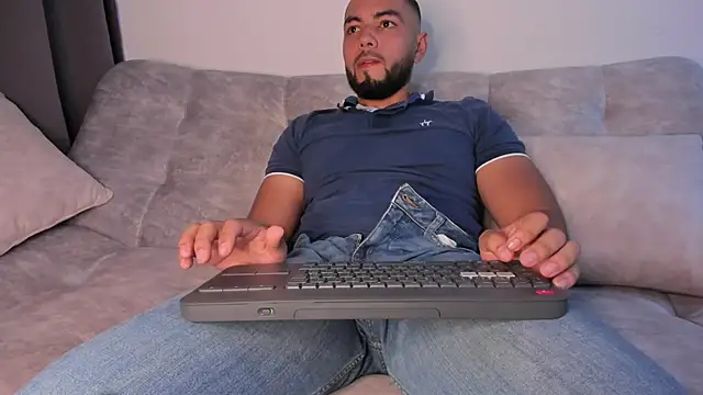 arturguy00 online show from February 8, 2025, 11:34 pm