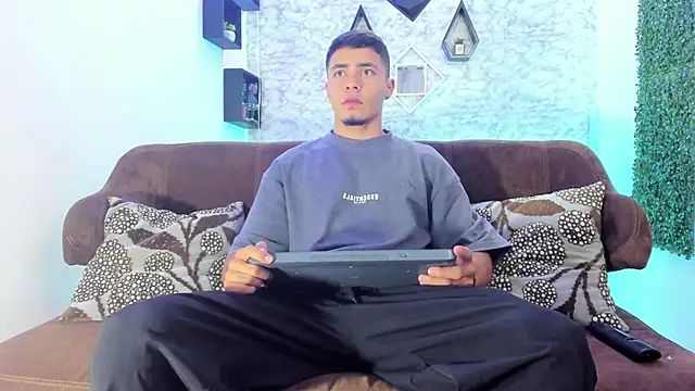 Snapshot of Thomass_conor chatting on November 21, 2025, 3:44 pm Thomass conor online show from November 21, 2025, 3:44 pm