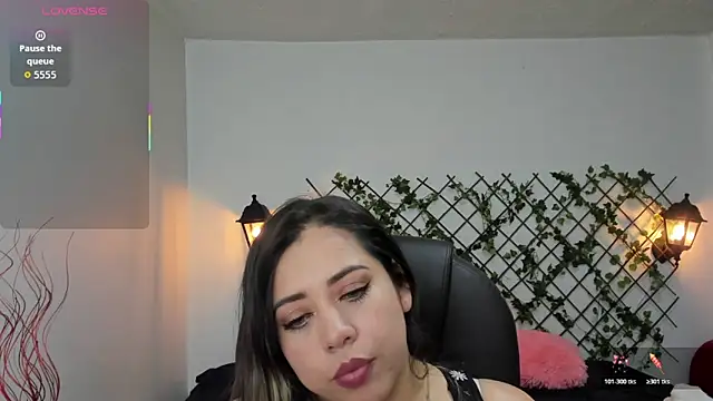 Snapshot of zahra_Jalid chatting on October 25, 2025, 11:54 pm zahra Jalid online show from October 25, 2025, 11:54 pm