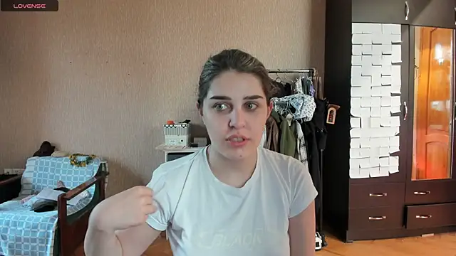 Snapshot of _Roselina_ chatting on May 19, 2026, 1:50 pm Roselina online show from May 19, 2026, 1:50 pm