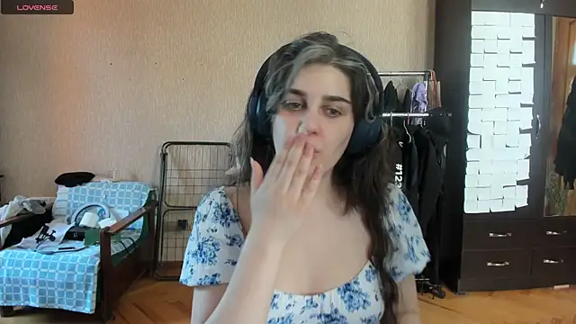 Snapshot of _Roselina_ chatting on June 25, 2026, 9:47 am Roselina online show from June 25, 2026, 9:47 am