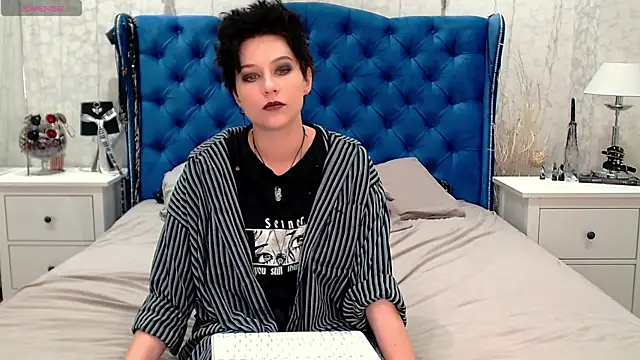 Snapshot of via_mayer_ chatting on June 8, 2026, 9:15 pm via mayer online show from June 8, 2026, 9:15 pm