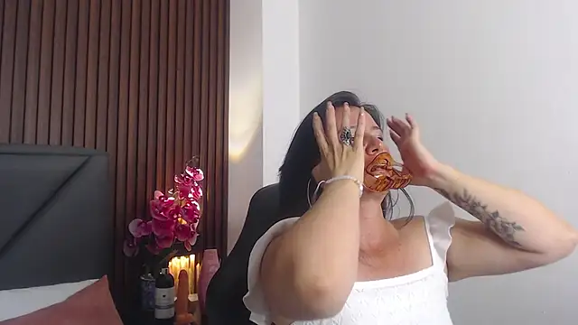 emmily taylor  online show from February 2, 2025, 1:23 am