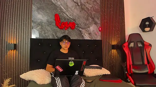 vanilla hot online show from February 21, 2025, 1:55 pm