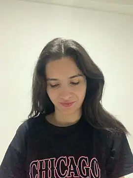 Bella still online show from September 14, 2025, 1:21 pm