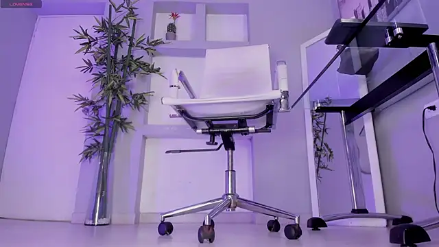 hannah howeell   online show from September 11, 2025, 9:42 am