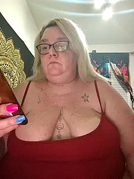 diosacurvy1984 online show from April 24, 2026, 9:50 pm