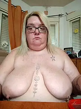 diosacurvy1984 online show from April 30, 2026, 7:36 am