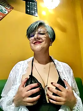 Snapshot of ilonna2025 chatting on August 1, 2026, 9:52 am ilonna2025 online show from August 1, 2026, 9:52 am
