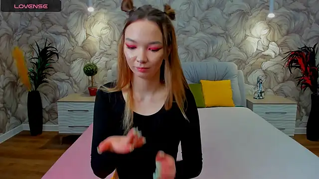 SusannJohnson online show from March 19, 2025, 2:05 am