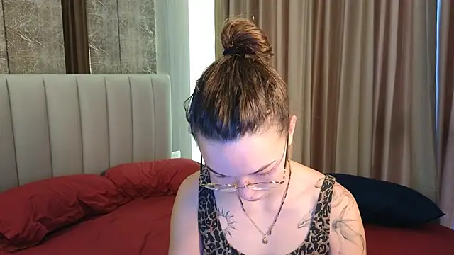 Snapshot of SusannJohnson chatting on May 17, 2026, 12:08 am SusannJohnson online show from May 17, 2026, 12:08 am