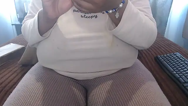 Snapshot of BUBBLYBUNNYxx chatting on June 23, 2026, 5:27 am BUBBLYBUNNYxx online show from June 23, 2026, 5:27 am